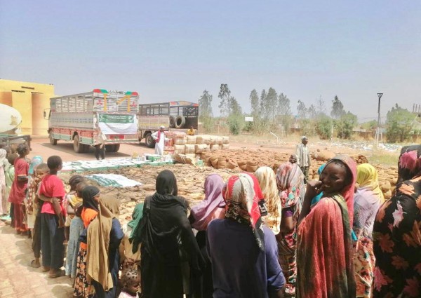 مركز الملك سلمان للإغاثة يوزع مساعدات إغاثية لـ 1,565 أسرة في مدينة ود مدني بولاية الجزيرة السودانية