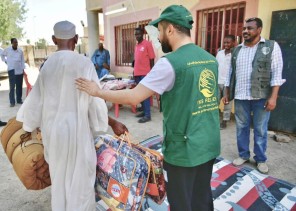 مركز الملك سلمان للإغاثة يوزع مساعدات متنوعة في دار البني عامر في ولاية البحر الأحمر بالسودان