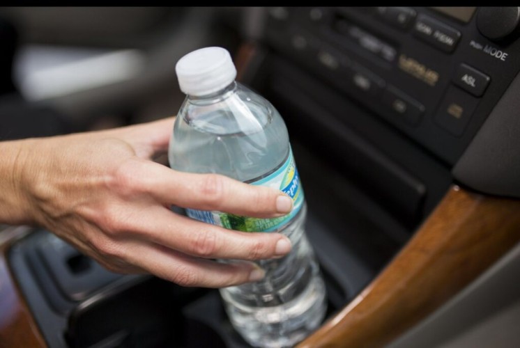 الدكتور “خالد النمر” يحذر من خطورة شرب المياه المعبأة في علب بلاستيكية بعد تعرضها لدرجة حرارة مرتفعة داخل السيارة