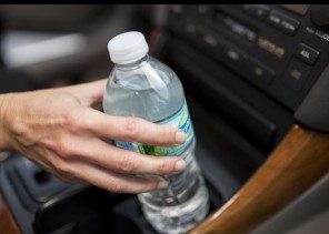 الدكتور “خالد النمر” يحذر من خطورة شرب المياه المعبأة في علب بلاستيكية بعد تعرضها لدرجة حرارة مرتفعة داخل السيارة