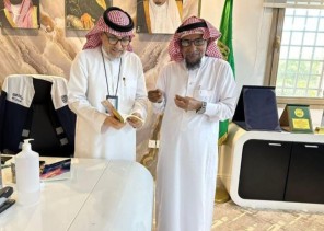مدير مستشفى أبو عريش العام يلتقي الأديب والقاص محمد الرياني