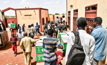 مركز الملك سلمان للإغاثة يوزع 75 سلة غذائية في محلية ود مدني بولاية الجزيرة السودانية