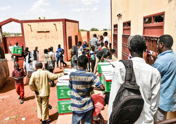 مركز الملك سلمان للإغاثة يوزع 75 سلة غذائية في محلية ود مدني بولاية الجزيرة السودانية