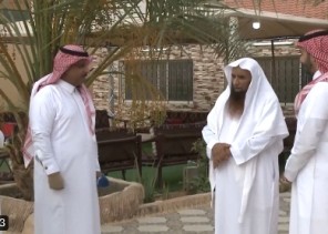 منذ أكثر من 30 عاماً .. بالفيديو: مواطن يتطوع في خدمة الحجاج وينقلهم من عرعر إلى مكة مجاناً