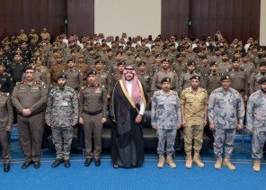 سمو الأمير فيصل بن خالد بن سلطان يلتقي القيادات الأمنية والمشاركين بالحملة الوطنية لمكافحة المخدرات في المنطقة.