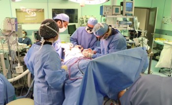 نجاح فصل التوأم السيامي المصري ” سلمى وسارة ” بعد عملية جراحية معقدة استغرقت 17 ساعة