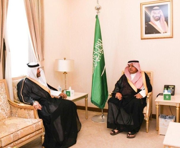 سمو الأمير منصور بن محمد بن سعد يستقبل رئيس جامعة حفر الباطن