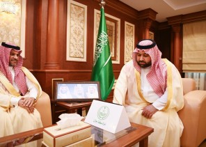 سمو نائب أمير جازان يستقبل رئيس هيئة الهلال الأحمر السعودي ويدشن مشروع الإسعاف الجوي