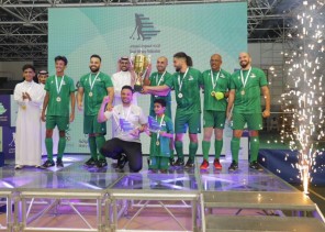 رئيس الاتحاد السعودي للهوكي يتوج فريق نجوم الرياض بالكأس والميداليات الذهبية