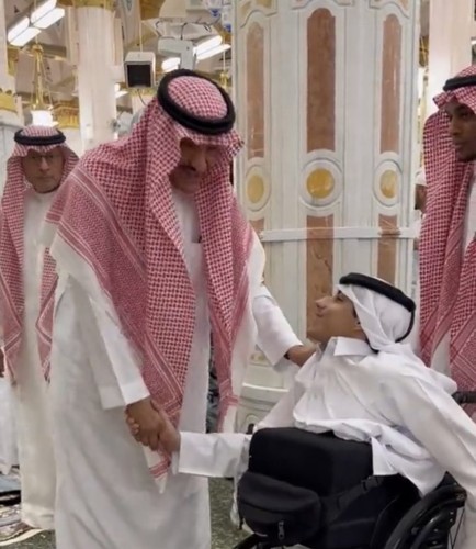 “أنت في بلدك”.. الأمير سلطان بن سلمان يتكفل بعمرة شاب من ذوي الاحتياجات الخاصة.. شاهد ردة فعل الأخير