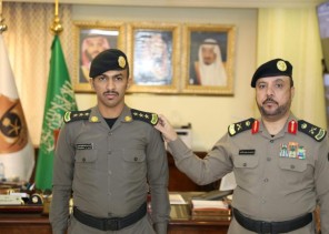 مدير شرطة منطقة جازان يقلد النقيب محمد النجمي رتبته الجديدة