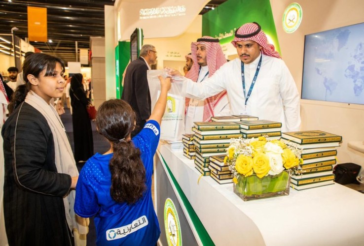 الشؤون الإسلامية توزع أكثر من 6 آلاف نسخة من المصحف الشريف لزوار معرض الرياض الدولي للكتاب