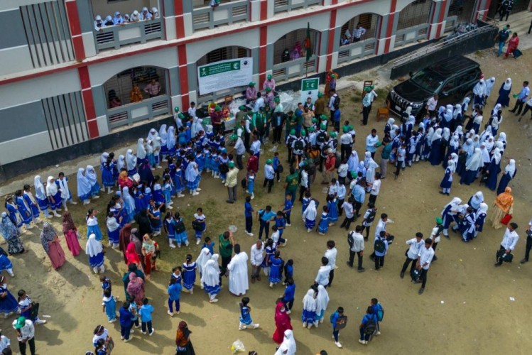 مركز الملك سلمان للإغاثة يدشن برنامج إبصار السعودية التطوعي لمكافحة العمى والأمراض المسببة له بين طلاب المدارس في بنغلاديش