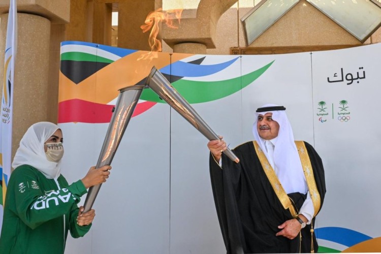 أمير منطقة تبوك يتسلم شعلة دورة الألعاب السعودية 2023