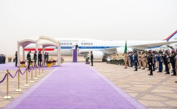 رئيس جمهورية كوريا يصل الرياض وفي مقدمة مستقبليه نائب أمير المنطقة