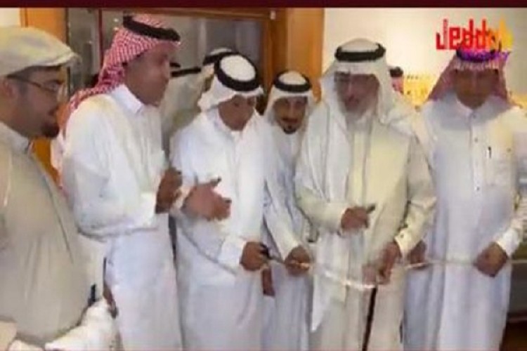 الدكتور عبدالله رشاد يفتتح معرض جدة بريشتنا