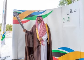 أمير حائل يطلق مسيرة شعلة دورة الألعاب السعودية 2023 والتي حطّت رحالها في مطار حائل الدولي