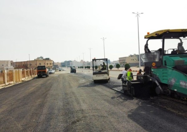 بلدية النعيرية تستكمل أعمال السفلتة لعدد من الشوارع بأحياء ومداخل المحافظة