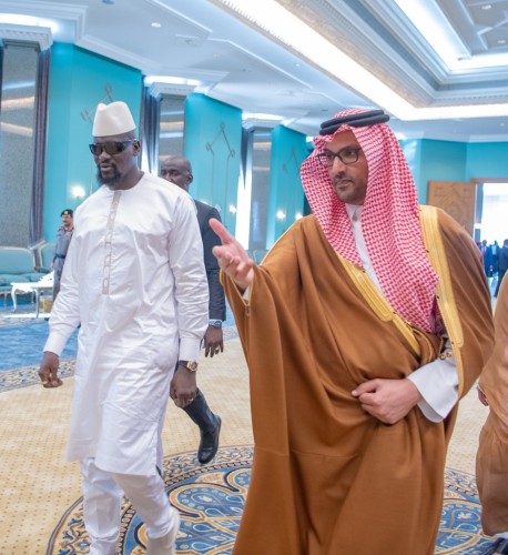 عقب مشاركته في القمة السعودية الأفريقية .. رئيس غينيا يصل إلى المدينة المنورة وزيارة المسجد النبوي والصلاة فيه