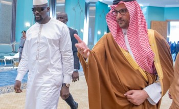 عقب مشاركته في القمة السعودية الأفريقية .. رئيس غينيا يصل إلى المدينة المنورة وزيارة المسجد النبوي والصلاة فيه