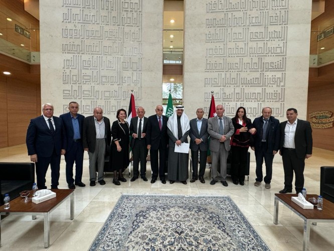 سفير خادم الحرمين بالأردن يلتقي السفير غير المقيم لدى دولة فلسطين نايف بن بندر السديري في مكتبه بالسفارة