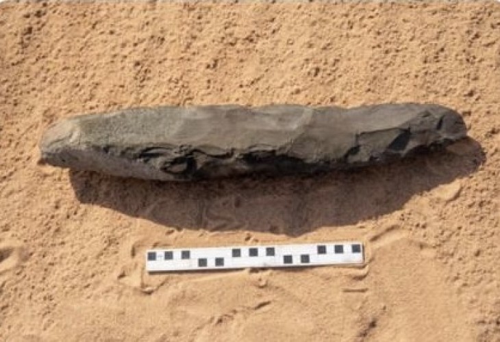 يبلغ طول الأداة الحجرية 51.3 سم .. اكتشاف فأس يدوية تعود للعصر الحجري القديم بأكثر من 200 ألف عام في العلا