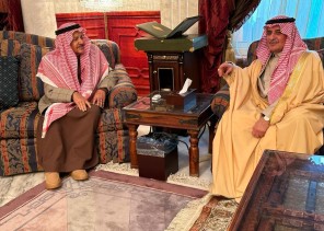 أمير تبوك يزور الشيخ أحمد الخريصي في منزله