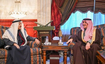 أمير تبوك يزور الشيخ أحمد الخريصي في منزله