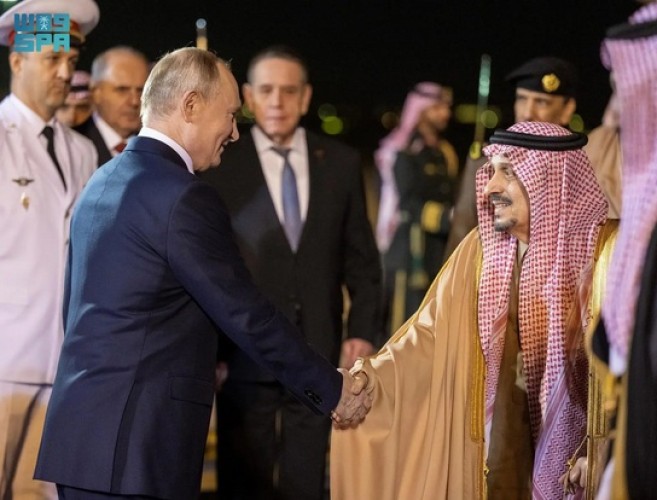 في زيارة لـ المملكة .. الرئيس الروسي يصل إلى الرياض وفي مقدمة مستقبليه أمير المنطقة