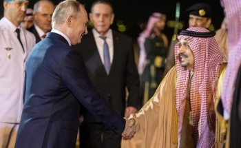 في زيارة لـ المملكة .. الرئيس الروسي يصل إلى الرياض وفي مقدمة مستقبليه أمير المنطقة