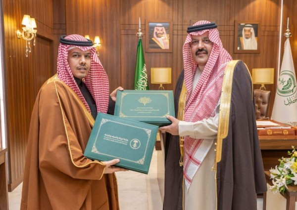 أمير حائل يتسلم التقرير الشامل لجائزة الأمير عبدالعزيز بن سعد للتميز ‏البيئي ‏والزراعة بالمنطقة لعام ‏‏2023 م
