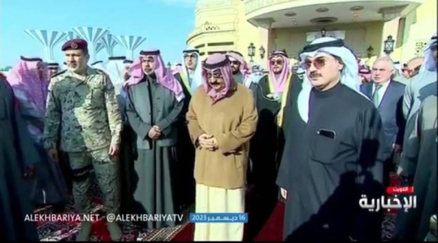 شاهد: لحظة تأثر وبكاء أمير الكويت بعد نقل جثمان الراحل الشيخ نواف الأحمد الصباح إلى مقبرة الصليبيخات