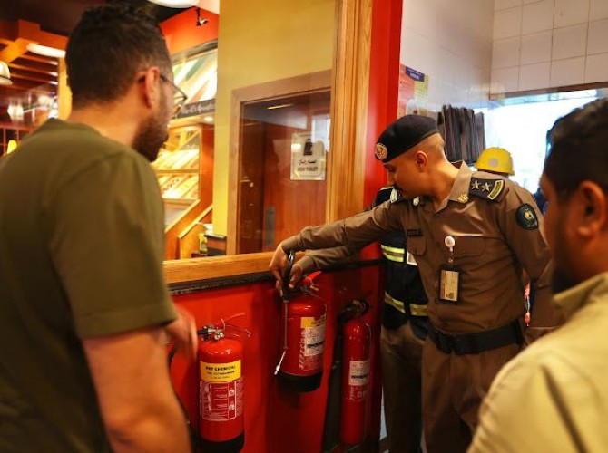 الدفاع المدني بمنطقة المدينة المنورة يواصل جولات السلامة في الفنادق والمجمعات التجارية