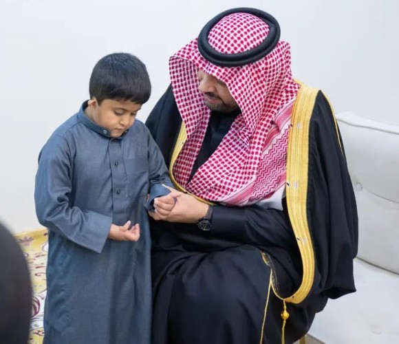 الأمير فيصل بن خالد بن سلطان يزور المواطن الحازمي ويطمئن على حالة أبنائه من ذوي الإعاقة