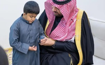الأمير فيصل بن خالد بن سلطان يزور المواطن الحازمي ويطمئن على حالة أبنائه من ذوي الإعاقة