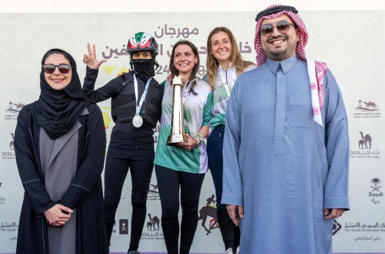 الفرنسية فيرولود و5 سعوديين ابطال سباق الهجانة في مهرجان خادم الحرمين الشريفين للهجن