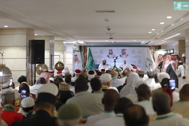 إمام المسجد النبوي يلتقي ضيوف برنامج خادم الحرمين الشريفين للعمرة والزيارة