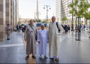 ضيوف برنامج خادم الحرمين الشريفين يؤدون صلاة الجمعة بالمسجد النبوي الشريف