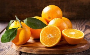 خبراء: البرتقال يساعد على خفض الوزن وإبطاء الشيخوخة ويحمي القلب والأوعية الدموية