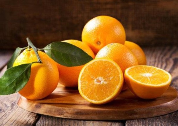 خبراء: البرتقال يساعد على خفض الوزن وإبطاء الشيخوخة ويحمي القلب والأوعية الدموية