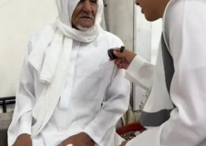 بالفيديو: المسن “أبو جابر” يوزع في سفرة الحرم المكي 4000 وجبة في اليوم يوميًا طوال شهر رمضان