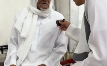 بالفيديو: المسن “أبو جابر” يوزع في سفرة الحرم المكي 4000 وجبة في اليوم يوميًا طوال شهر رمضان