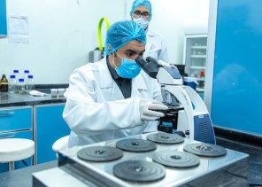 مختبر صحة البيئة لأمانة تبوك يتفقد 494 منشأة ويفحص أكثر من 300 عينة