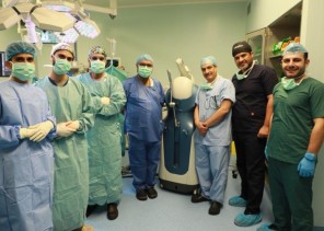 مجمع الملك عبدالله الطبي في جدة ينجح في إجراء عملية جراحية نوعية لسبعينية عبر تقنية الروبوت والذكاء الاصطناعي