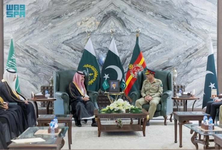 سمو وزير الخارجية ووفد المملكة رفيع المستوى يلتقون برئيس أركان الجيش الباكستاني
