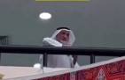 وسط فرحة على وجوههم .. بالفيديو| “مدير مدرسة” بالكويت يُلقي على طلابه الملتزمين العيدية