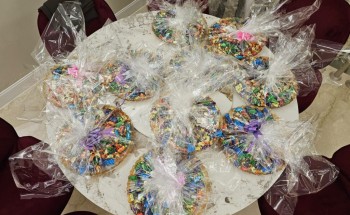 سواعد الحي بمركز المسفلة يساهم في تجهيز مصليات العيد وتوزيع الحلوى على المصلين