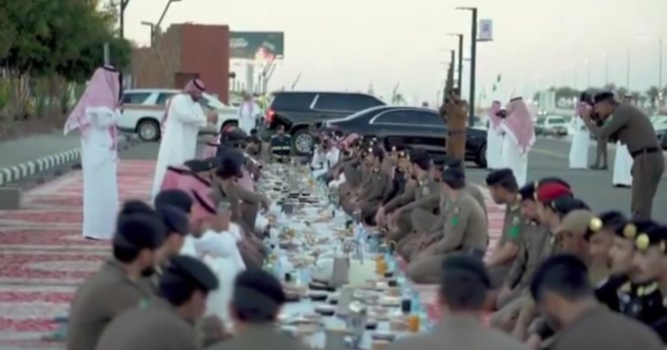 بالفيديو: سمو نائب أمير حائل “فيصل بن فهد” يشارك رجال الأمن وجبة الإفطار في الميدان