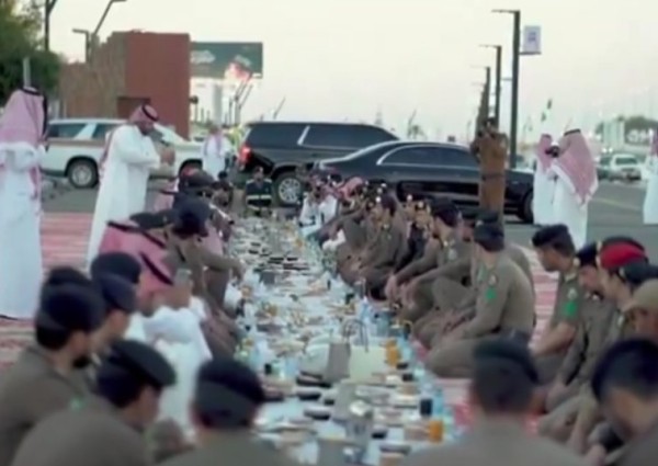 بالفيديو: سمو نائب أمير حائل “فيصل بن فهد” يشارك رجال الأمن وجبة الإفطار في الميدان