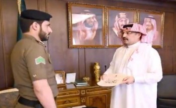 تركي بن طلال يلتقي بالعريف حسن الشهري ويكرمه على حسن مظهره وجودة قيافة بدلته العسكرية